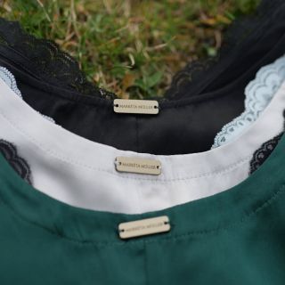 Dopřejte si na léto luxusní hedvábné tílko. Hedvábí je to nejlepší, co můžete na sobě - nejen v létě- mít.💚 Napište do...